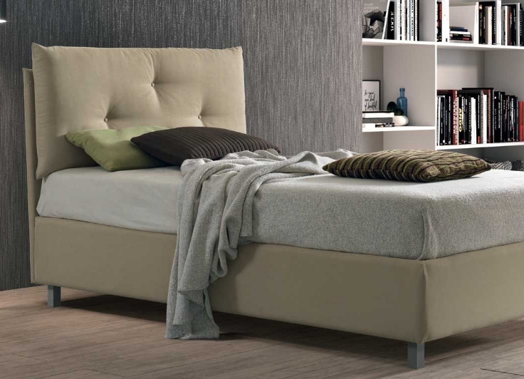 Arricchito da splendidi tessuti dai colori naturali, arreda con eleganza ogni tipologia di camera da letto.